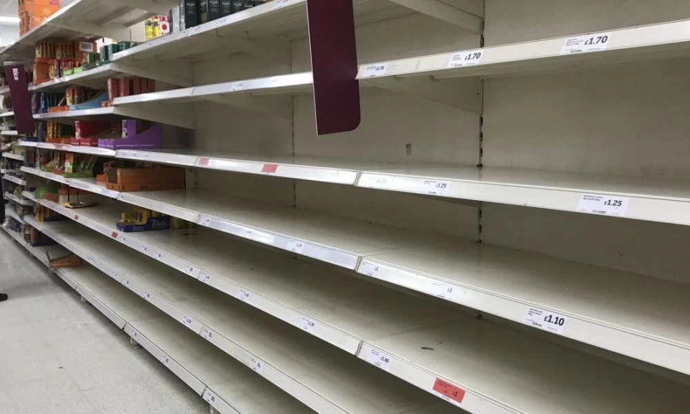 Βρετανία: Με δελτίο γίνονται οι αγορές σε γνωστή αλυσίδα σούπερ μάρκετ